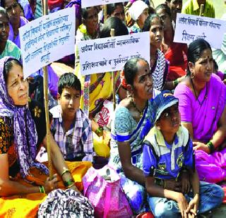 Students with disabilities in three hours in the sun | अपंग विद्यार्थी तीन तास उन्हात