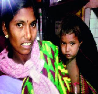 The little bird caught in the borewell escaped | बोअरवेलमध्ये पडलेला चिमुकला बचावला The little bird caught in the borewell escaped | बोअरवेलमध्ये पडलेला चिमुकला बचावला
