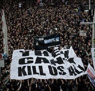 Democratic activists again in Hong Kong streets | लोकशाहीवादी आंदोलक पुन्हा हाँगकाँगच्या रस्त्यांवर