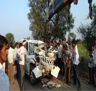 Three people were killed in a truck and a car accident | ट्रक व कारच्या अपघातात ३ जण जागीच ठार Three people were killed in a truck and a car accident | ट्रक व कारच्या अपघातात ३ जण जागीच ठार
