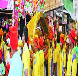 Koli Bandh's visit to Koli Bandh took place in Jejuri | जेजुरीत कोळीबांधवांनी घेतली कुलदैवताची भेट Koli Bandh's visit to Koli Bandh took place in Jejuri | जेजुरीत कोळीबांधवांनी घेतली कुलदैवताची भेट