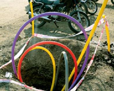 City squid due to '4G' potholes | ‘4जी’च्या खड्ड्यांमुळे शहर विद्रूप City squid due to '4G' potholes | ‘4जी’च्या खड्ड्यांमुळे शहर विद्रूप