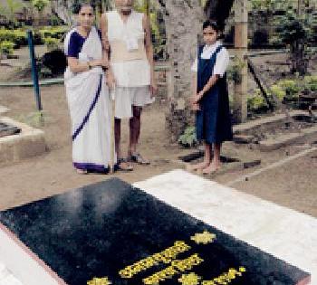 'Baba' kurli memorials graced by trees | वृक्षतोडीने गहिवरलेल्या ‘बाबां’नी कोरली स्मरणशिला 'Baba' kurli memorials graced by trees | वृक्षतोडीने गहिवरलेल्या ‘बाबां’नी कोरली स्मरणशिला