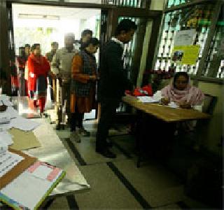48 per cent turnout in Delhi till 3 pm | दुपारी ३ पर्यंत दिल्लीत ४८ टक्के मतदान 48 per cent turnout in Delhi till 3 pm | दुपारी ३ पर्यंत दिल्लीत ४८ टक्के मतदान