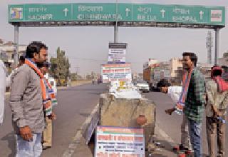 Move traffic signal at Manakapur Fence Chowk | मानकापूर फरस चौकात वाहतूक सिग्नल लावा Move traffic signal at Manakapur Fence Chowk | मानकापूर फरस चौकात वाहतूक सिग्नल लावा