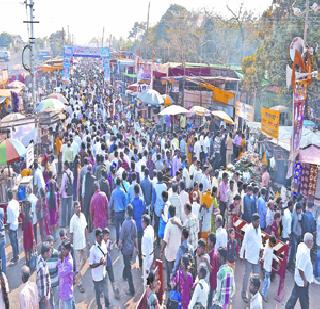 Aanganwadi devotees roar | आंगणेवाडी भाविकांनी गजबजली Aanganwadi devotees roar | आंगणेवाडी भाविकांनी गजबजली