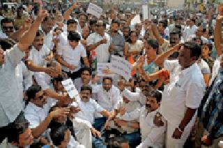 The betrayal of the farmers by the coalition government | युतीच्या सरकारने केला शेतकऱ्यांचा विश्वासघात The betrayal of the farmers by the coalition government | युतीच्या सरकारने केला शेतकऱ्यांचा विश्वासघात