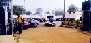Parking on the entrance: obstacles in the way | प्रवेशद्वारावर वाहनतळ : मार्गात अडथळे Parking on the entrance: obstacles in the way | प्रवेशद्वारावर वाहनतळ : मार्गात अडथळे