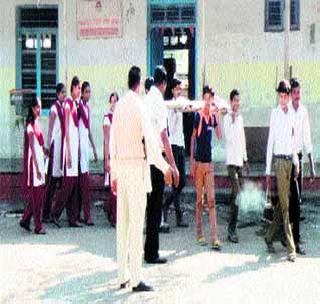 The end of copy of students concluded | विद्यार्थ्यांनी काढली कॉपीची अंत्ययात्रा The end of copy of students concluded | विद्यार्थ्यांनी काढली कॉपीची अंत्ययात्रा
