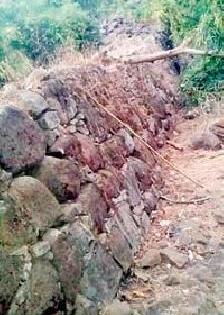 On the way to collapse Tippagad Fort | टिप्पागड किल्ला कोसळण्याच्या मार्गावर On the way to collapse Tippagad Fort | टिप्पागड किल्ला कोसळण्याच्या मार्गावर