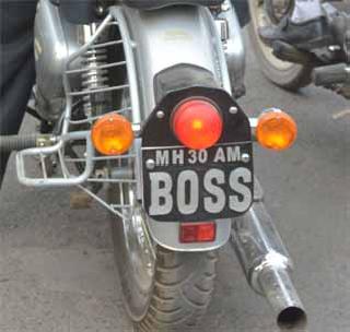 Fancy number plate crusade for youths with youth | युवकांसह ज्येष्ठांनाही फॅन्सी नंबर प्लेटची क्रेझ Fancy number plate crusade for youths with youth | युवकांसह ज्येष्ठांनाही फॅन्सी नंबर प्लेटची क्रेझ