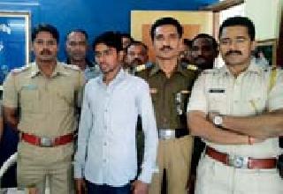 Engineer left ATM thief | इंजिनियर निघाला एटीएम चोर Engineer left ATM thief | इंजिनियर निघाला एटीएम चोर