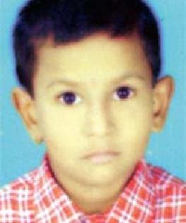 The boy on the birthday crashed into the bus | वाढदिवसाला गेलेला बालक बसखाली चिरडला The boy on the birthday crashed into the bus | वाढदिवसाला गेलेला बालक बसखाली चिरडला