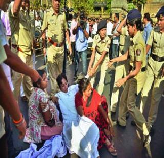 Stop the way to the CST, resent the left | डाव्यांचा संताप, सीएसटीत रास्ता रोको