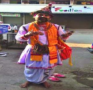 Vasudev has come! Vasudev came ...! The sound started to rotate again | वासुदेव आला हो! वासुदेव आला...! नाद पुन्हा घुमू लागला Vasudev has come! Vasudev came ...! The sound started to rotate again | वासुदेव आला हो! वासुदेव आला...! नाद पुन्हा घुमू लागला