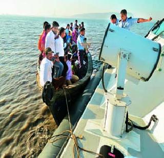 Rescue the boat stranded in the bay | खाडीत बोट रुतून अडकलेल्यांची सुटका