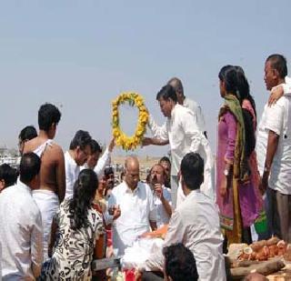 Leader of democracy has gone ... | लोकशाही समृद्ध करणारा नेता गेला... Leader of democracy has gone ... | लोकशाही समृद्ध करणारा नेता गेला...