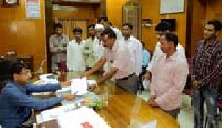 Guardian Minister to 40 Project Affected Persons | ४० प्रकल्पग्रस्तांना पालकमंत्र्यांचा दिलासा Guardian Minister to 40 Project Affected Persons | ४० प्रकल्पग्रस्तांना पालकमंत्र्यांचा दिलासा