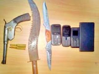 The knife seized with the native clips from the gang of Nagpur | नागपूरच्या टोळीकडून देशी कट्ट्यासह चाकू जप्त The knife seized with the native clips from the gang of Nagpur | नागपूरच्या टोळीकडून देशी कट्ट्यासह चाकू जप्त