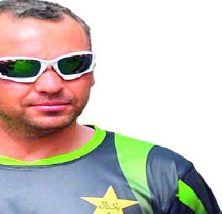 Pak Fielding coach resigns? | पाक फिल्डिंग प्रशिक्षकाचा राजीनामा?