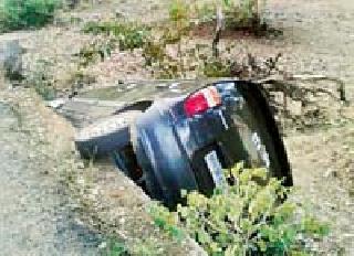 The car going to Pratapgad was under the bridge | प्रतापगडला जाणारी कार गेली पुलाखाली The car going to Pratapgad was under the bridge | प्रतापगडला जाणारी कार गेली पुलाखाली