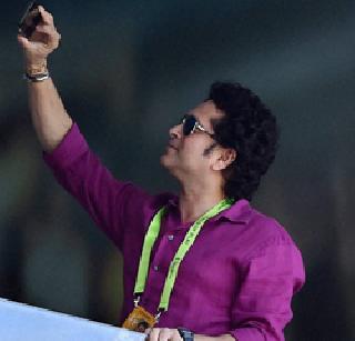 ... and Sachin dropped selfie | ... अन् सचिनने काढली सेल्फी