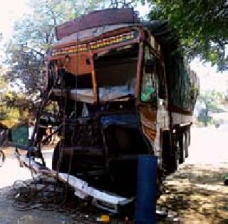 दोन ट्रकची धडक