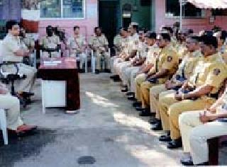 Police Superintendent took the police meeting | पोलीस अधीक्षकांनी घेतली पोलिसांची सभा Police Superintendent took the police meeting | पोलीस अधीक्षकांनी घेतली पोलिसांची सभा