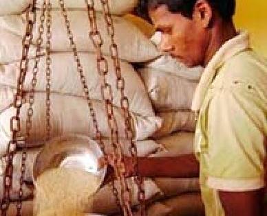 Cheap cheaper buyer's misleading customer | स्वस्त धान्य दुकानदाराकडून ग्राहकांची दिशाभूल Cheap cheaper buyer's misleading customer | स्वस्त धान्य दुकानदाराकडून ग्राहकांची दिशाभूल