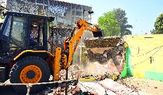 The Enactment of Encroachment Department of NMC has run the hammer | महापालिकेच्या अतिक्रमण निर्मूलन विभागाने हातोडा चालविला The Enactment of Encroachment Department of NMC has run the hammer | महापालिकेच्या अतिक्रमण निर्मूलन विभागाने हातोडा चालविला
