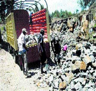 18 lakhs fine for illegal excavation mafia | अवैध उत्खनन माफीयांना १८ लाख रुपये दंड 18 lakhs fine for illegal excavation mafia | अवैध उत्खनन माफीयांना १८ लाख रुपये दंड