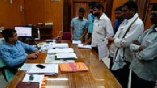 भूसंपादन अध्यादेशाविरूध्द जिल्हा कचेरीवर धडक