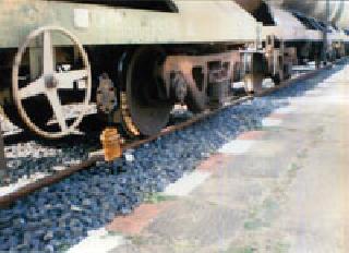 Petrol stolen from the wagon at the station | स्थानकावरील वॅगनमधून पेट्रोलची चोरी Petrol stolen from the wagon at the station | स्थानकावरील वॅगनमधून पेट्रोलची चोरी