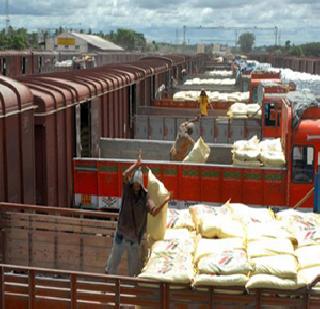 Railway budget: 8 to 10 percent increase in freight rates | रेल्वे बजेट : मालवाहतूक दरात ८ ते १० टक्के वाढ Railway budget: 8 to 10 percent increase in freight rates | रेल्वे बजेट : मालवाहतूक दरात ८ ते १० टक्के वाढ