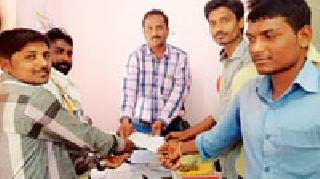 Villagers suffer due to inclement weather in the market | आठवडी बाजारातील असुविधांमुळे गावकरी त्रस्त Villagers suffer due to inclement weather in the market | आठवडी बाजारातील असुविधांमुळे गावकरी त्रस्त