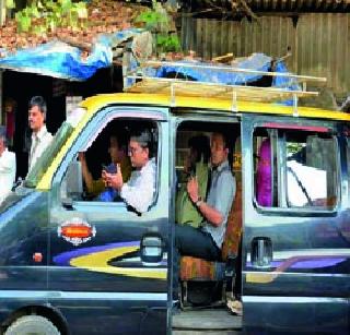 Share taxi in women beforehand | शेअर टॅक्सीत महिला मागेच Share taxi in women beforehand | शेअर टॅक्सीत महिला मागेच