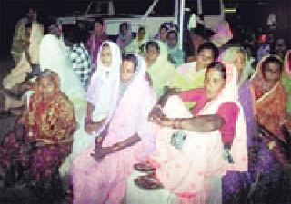 Women threw in Thane | ठाण्यावर महिला धडकल्या Women threw in Thane | ठाण्यावर महिला धडकल्या