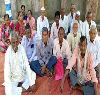 Continuing the uproar of the retirement of the City Council retired employees | नगर परिषद सेवानिवृत्त कर्मचा-यांचे उपोषण सुरू Continuing the uproar of the retirement of the City Council retired employees | नगर परिषद सेवानिवृत्त कर्मचा-यांचे उपोषण सुरू