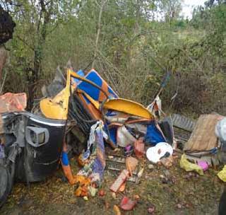 Two killed in a horrific accident of ST-autorickshaw | एसटी-ऑटोरिक्षाच्या भीषण अपघातात दोन ठार Two killed in a horrific accident of ST-autorickshaw | एसटी-ऑटोरिक्षाच्या भीषण अपघातात दोन ठार