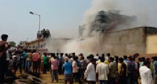 Fire brigade tires | आगीत टायर जळून खाक Fire brigade tires | आगीत टायर जळून खाक