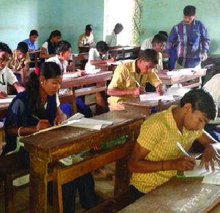 Four students of the class have read the tenth year | चार विद्यार्थ्यांचे दहावीचे वर्ष वाचले Four students of the class have read the tenth year | चार विद्यार्थ्यांचे दहावीचे वर्ष वाचले