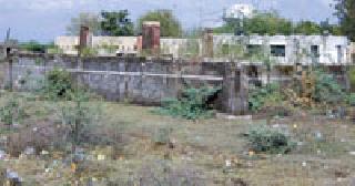 Theft of bronchial wood in the old post-mortem center | दर्यापुरातील जुन्या शवविच्छेदन केंद्रातील सागवान लाकडांची चोरी Theft of bronchial wood in the old post-mortem center | दर्यापुरातील जुन्या शवविच्छेदन केंद्रातील सागवान लाकडांची चोरी