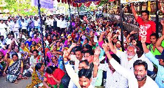 Keep clean workers in front of the corporation | सफाई कामगारांचे पालिकेसमोर धरणे Keep clean workers in front of the corporation | सफाई कामगारांचे पालिकेसमोर धरणे