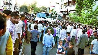 The dead and trapped under the wheels of the truck | ट्रकच्या चाकाखाली सापडून मृत The dead and trapped under the wheels of the truck | ट्रकच्या चाकाखाली सापडून मृत