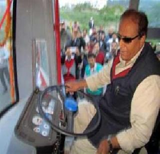 Azaam Khan runs a non-licensed bus | आझम खान यांनी चालवली विना परवाना बस Azaam Khan runs a non-licensed bus | आझम खान यांनी चालवली विना परवाना बस