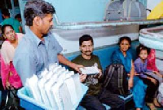 Food prices at the highest rate in the Railways | रेल्वेमध्ये चढ्या दराने खाद्यविक्री Food prices at the highest rate in the Railways | रेल्वेमध्ये चढ्या दराने खाद्यविक्री