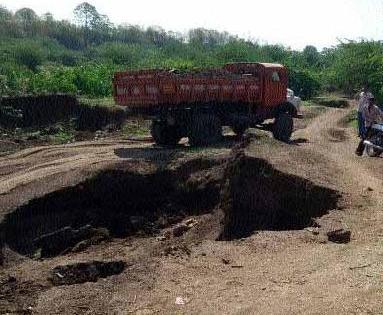 Illegal excavation of sand in Marna river bed; Two vehicles seized | मोर्णा नदीपात्रात रेतीचे अवैध उत्खनन; दोन वाहने जप्त Illegal excavation of sand in Marna river bed; Two vehicles seized | मोर्णा नदीपात्रात रेतीचे अवैध उत्खनन; दोन वाहने जप्त