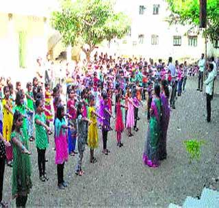 Students' oath of celebrating Holi Holi | पर्यावरणपुरक होळी साजरी करण्याची विद्यार्थ्यांची शपथ