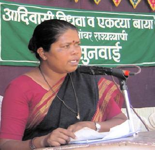 Madutai, who is coordinating the neglected constituents, gives justice | उपेक्षित घटकांना संघटित करून न्याय देणाऱ्या मधूताई Madutai, who is coordinating the neglected constituents, gives justice | उपेक्षित घटकांना संघटित करून न्याय देणाऱ्या मधूताई