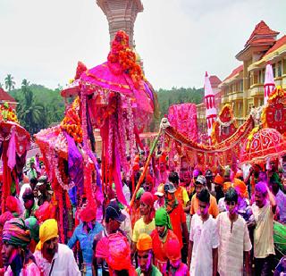 'Christian' dances with Shantaram's umbrella in Goa | गोव्यात शांतादुर्गेच्या छत्र्या घेऊन नाचतात ‘ख्रिस्ती’ 'Christian' dances with Shantaram's umbrella in Goa | गोव्यात शांतादुर्गेच्या छत्र्या घेऊन नाचतात ‘ख्रिस्ती’